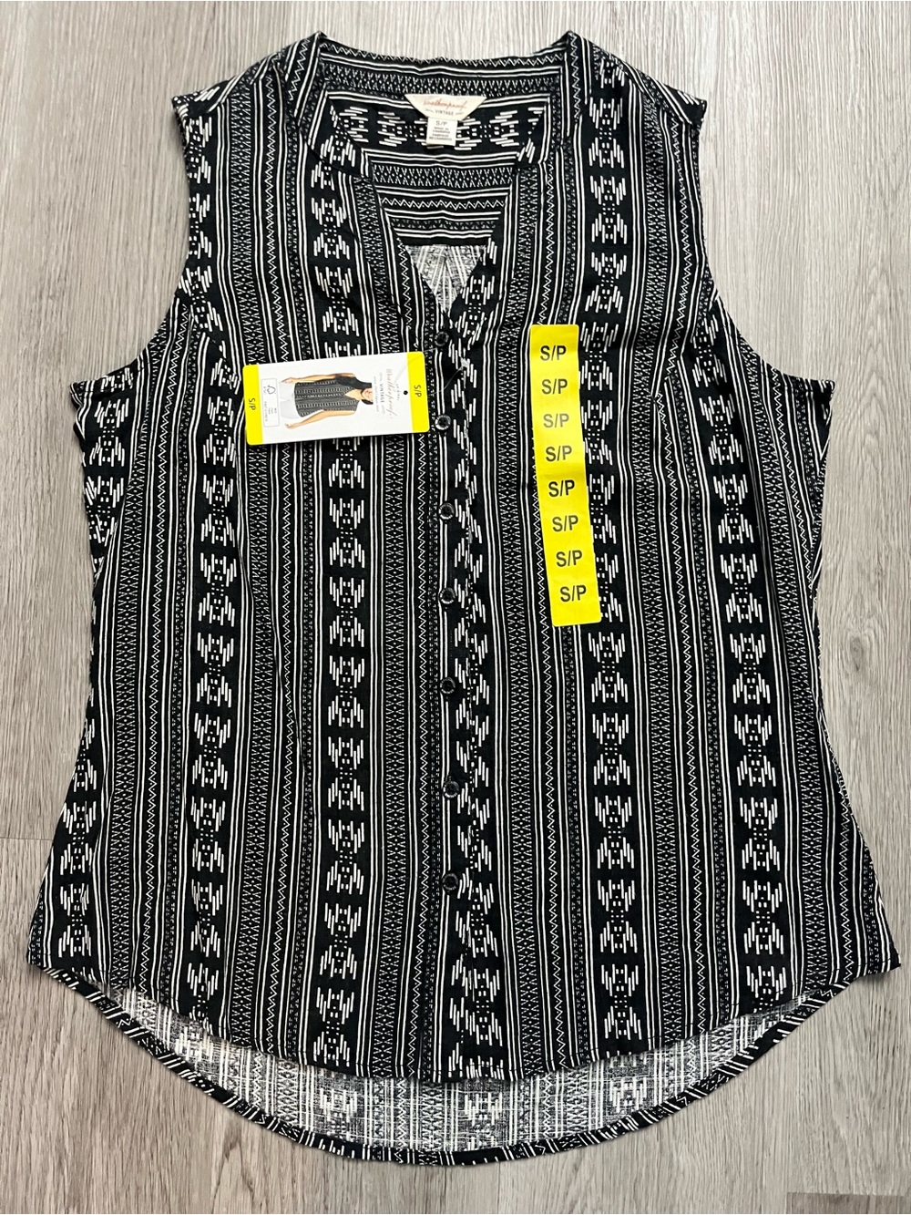 🔥329–Old Black & White Button-Front Sleeveless Camisole